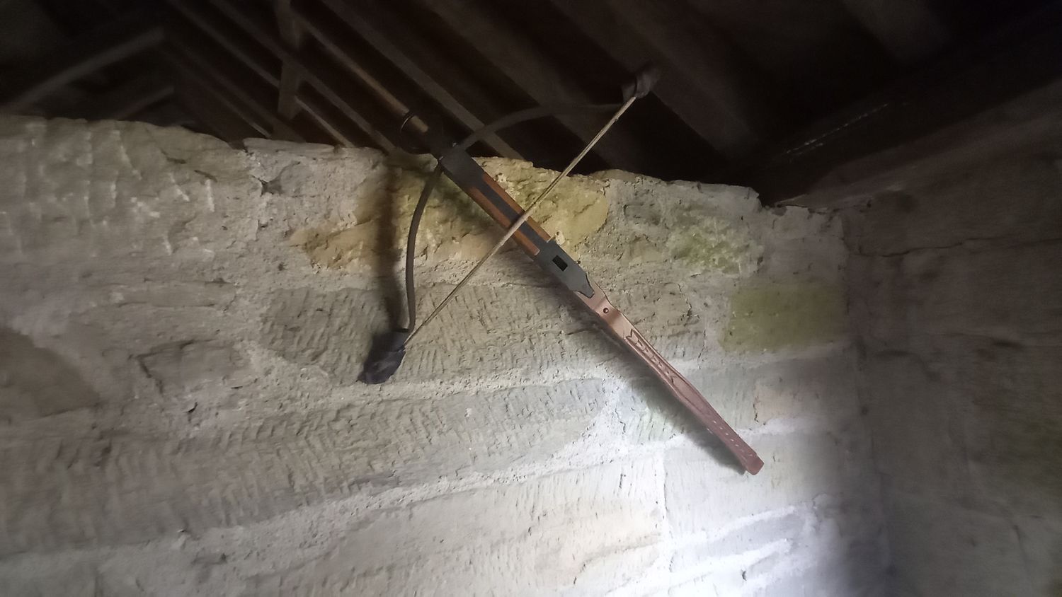 Les amres de défense et d'attaque sont entrposées dans les tours du château.
